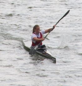 Cougar K1 ved EM for masters i Frankrig 2011. Det blev til guld i dame K1 35+. Denne konstruktion er en særlig Carbon/kulfiber konstruktion, som er en anelse blød, men til gengæld umulig at slide op. Den vejer lige under 9 kg. inkl. udstyr.