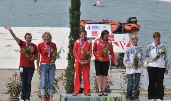 Helle og Ulla Stuart vinder sølv i dame masters K2 45-49 år til WM maraton 2010. (foto: Sanne Bekker)