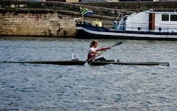 Cougar K1 til EM for masters i 2011, hvor den roede en guldmedalje hjem i dame 35-39 år. Læg mærke til, hvor lavt kajakken ligger.