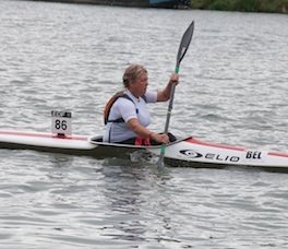 Kvinde fra Belgien i 50+. Hun startede med at ro kajak i 2006 og deltog i sit første masters wm i 2010.