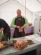 En af de "frivillige" i madteltet